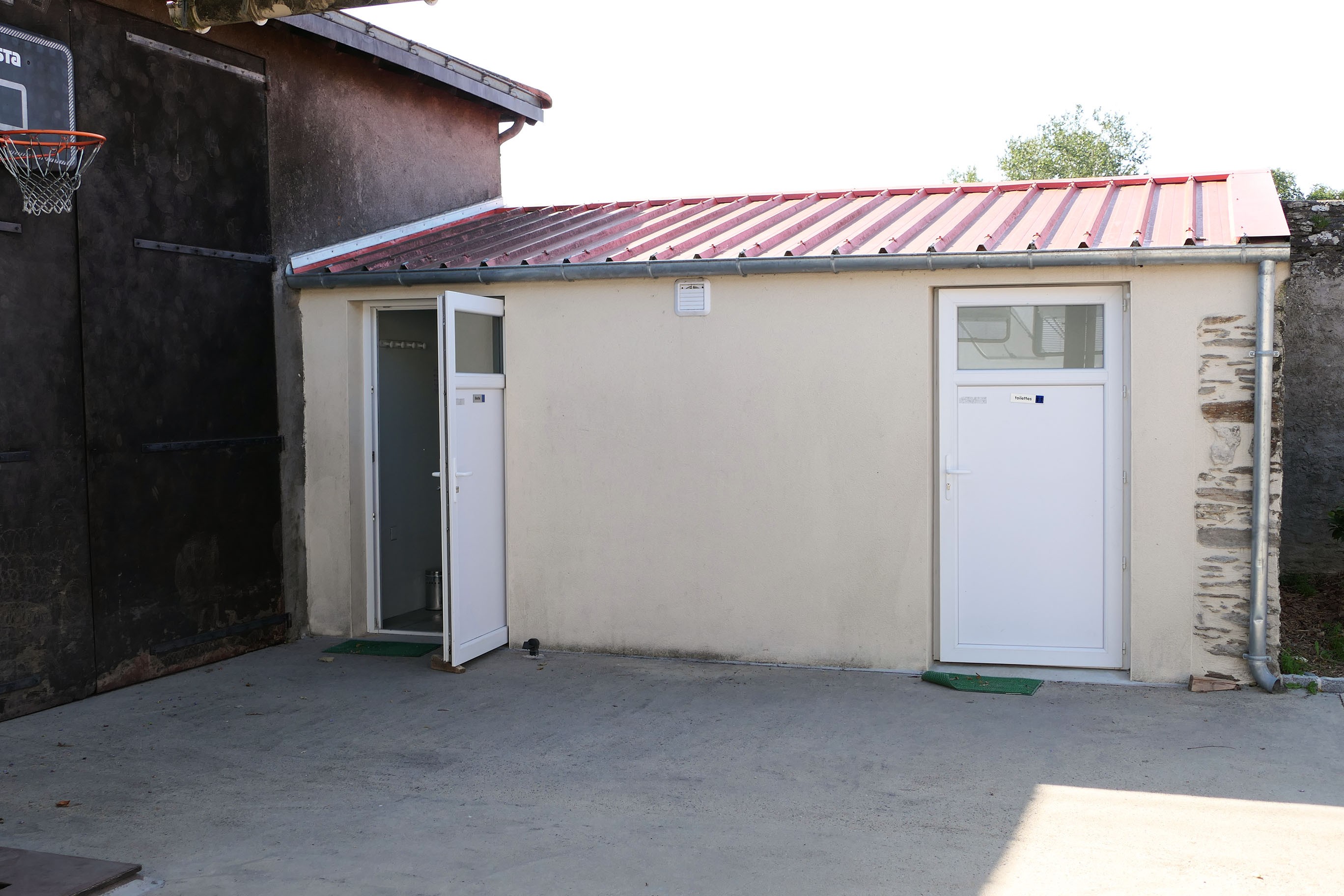 Aire de Camping caristes du Domaine de la Chevrue chez Yannick Leblé. Toilettes et Douches à disposition.